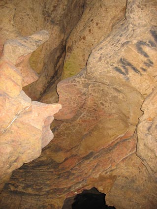 Красная пещера, вид снизу в расщелину