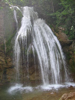 Водопад Джур-Джур, для разнообразия, без людей, но в брызгах